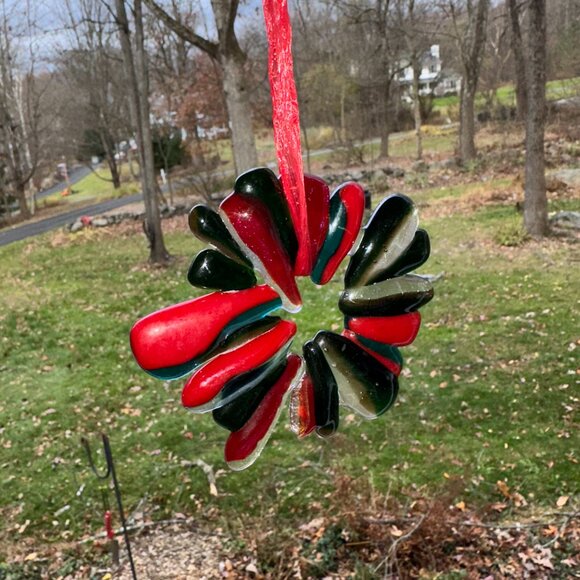 #9308 RED CLEAR BLACK WREATH ORNAMENT / WINDOW SUNCATCHER - Picture 8 of 11